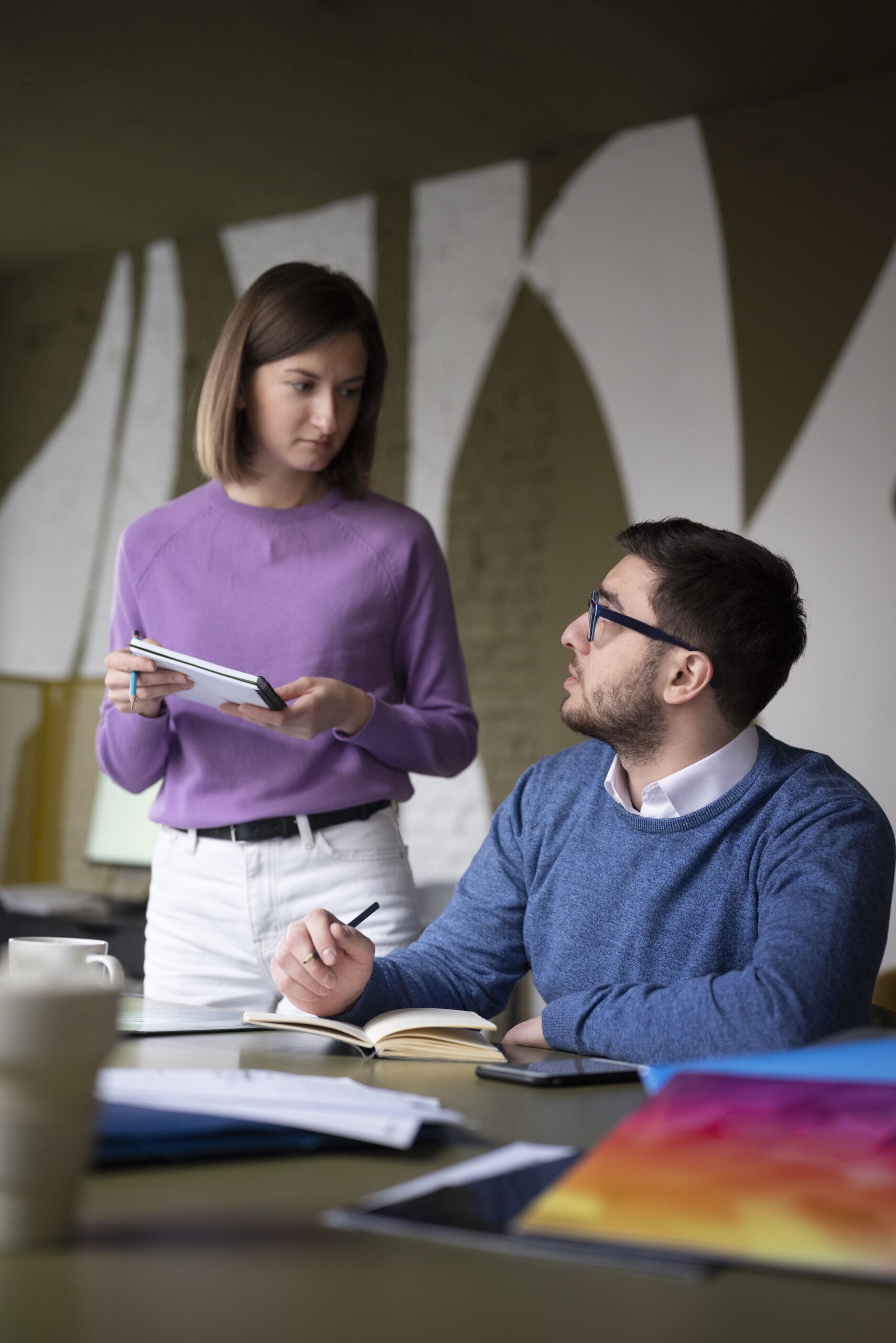 colegas-de-tiro-medio-debatendo-no-trabalho