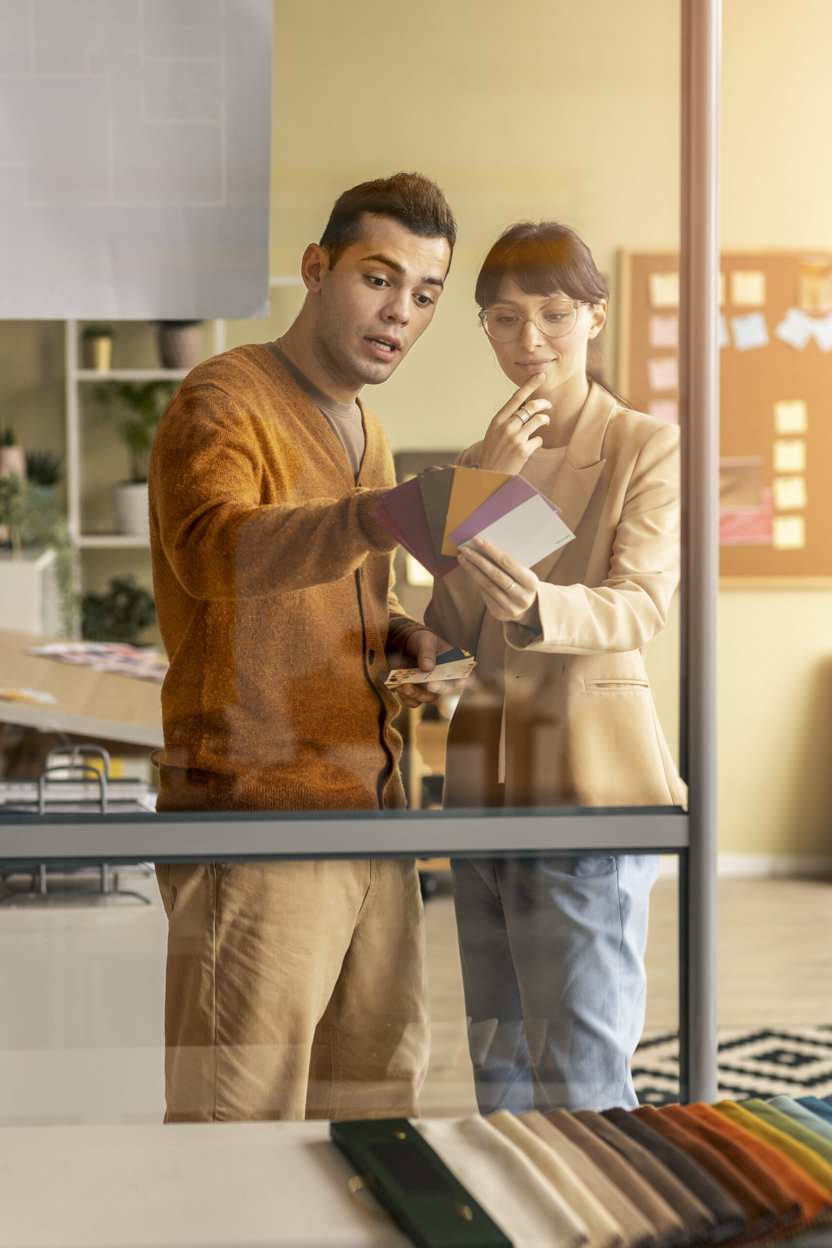 designers-de-cenario-no-trabalho