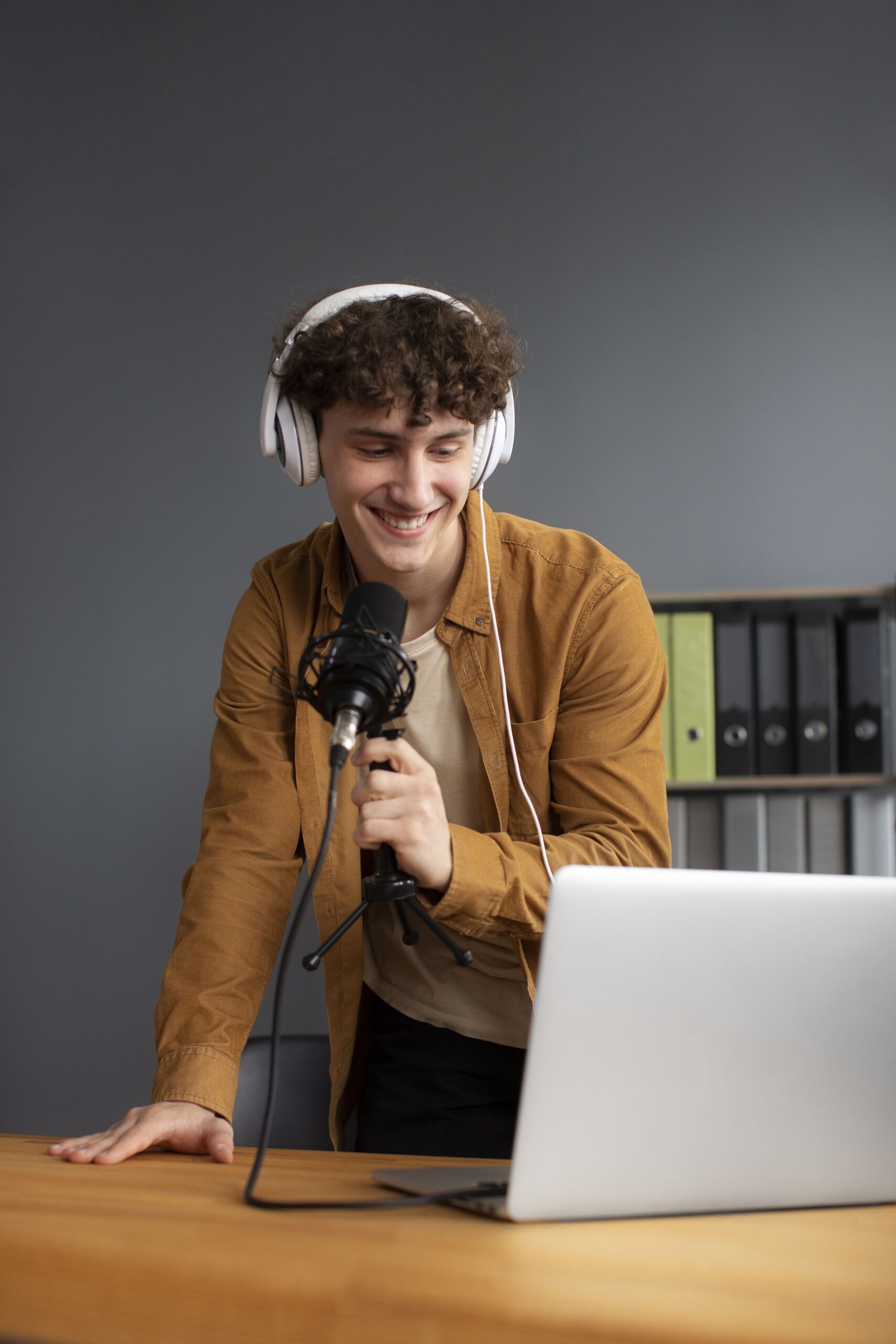 homem-sorridente-gravando-podcast-de-tiro-medio