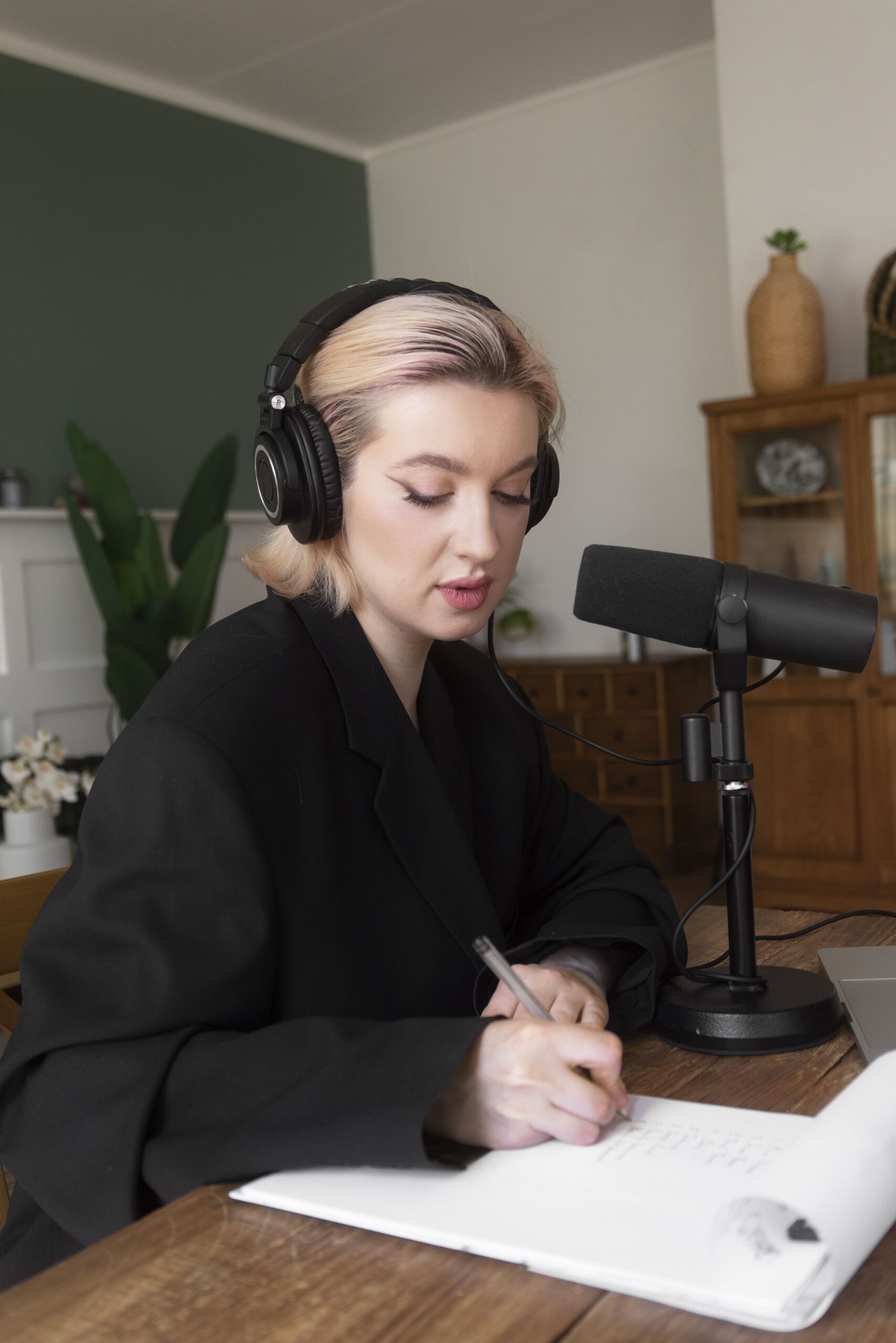 mulher-de-tiro-medio-tomando-notas