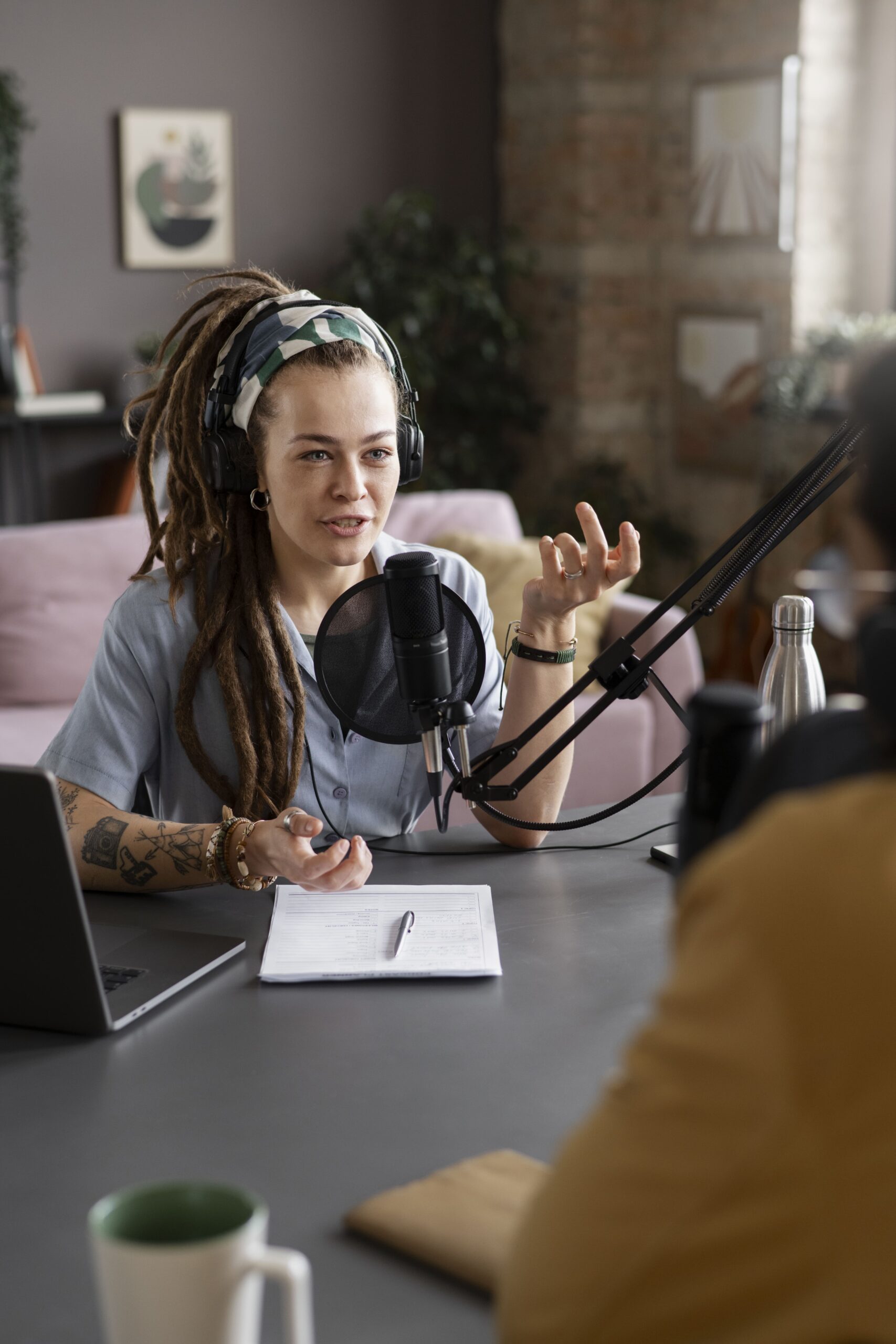 mulher-sorridente-de-vista-lateral-falando-no-podcast
