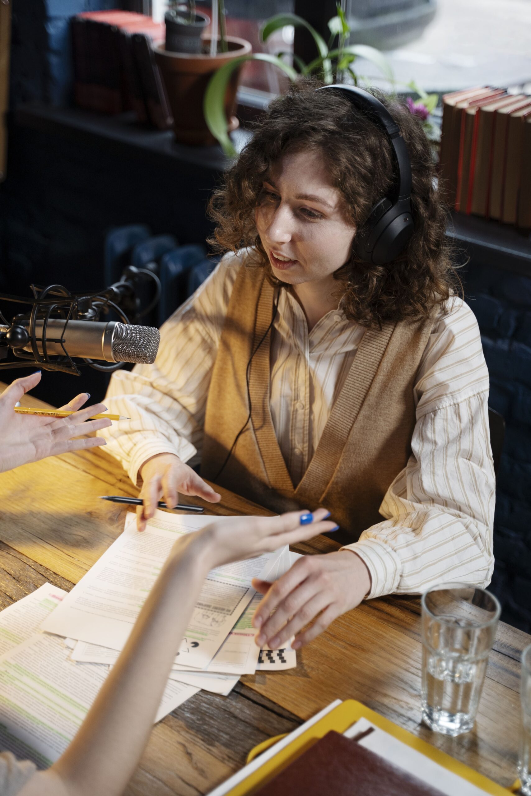 mulher-usando-fones-de-ouvido-executando-um-podcast