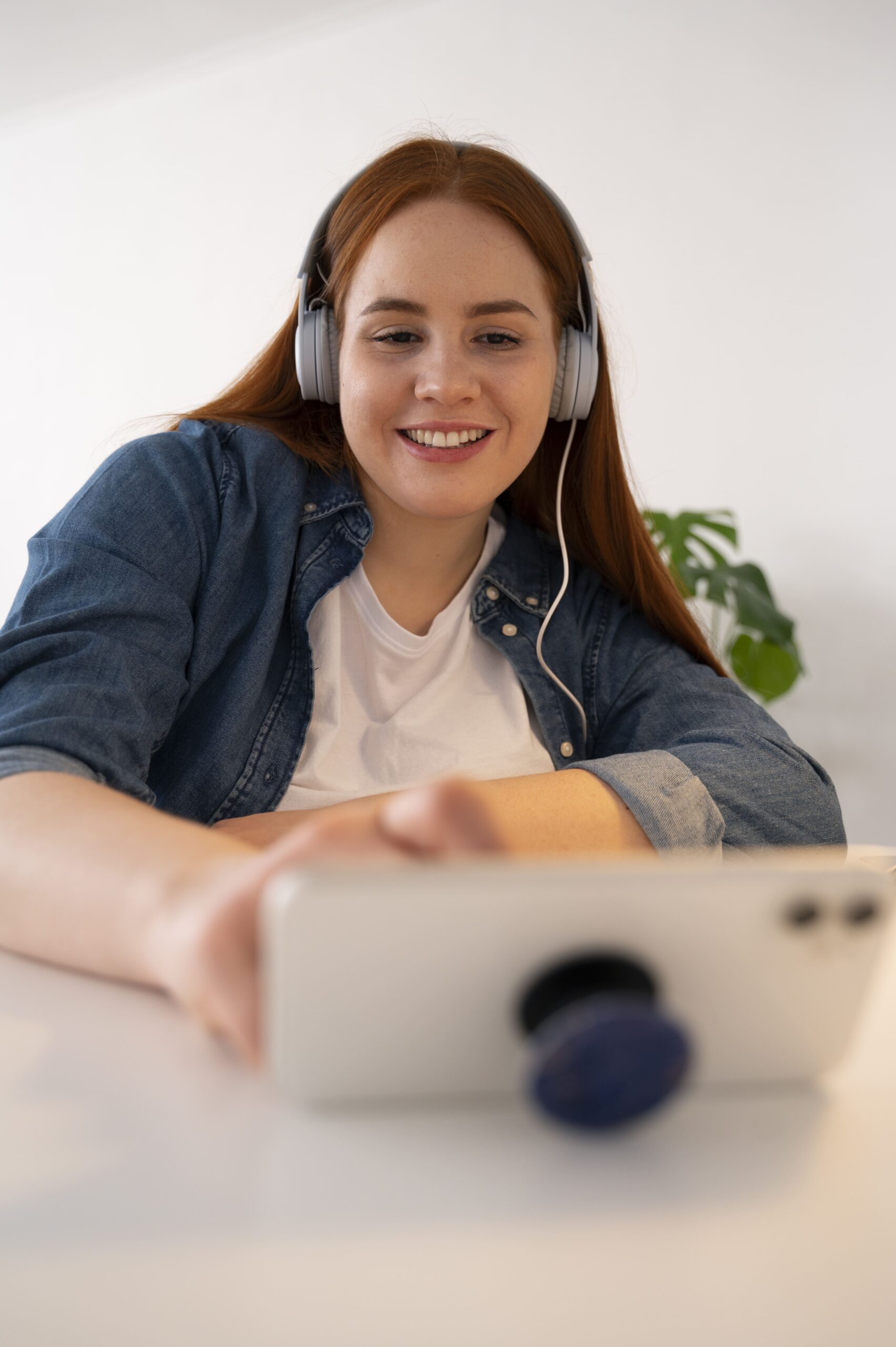retrato-de-mulher-usando-smartphone-em-casa-com-pop-socket