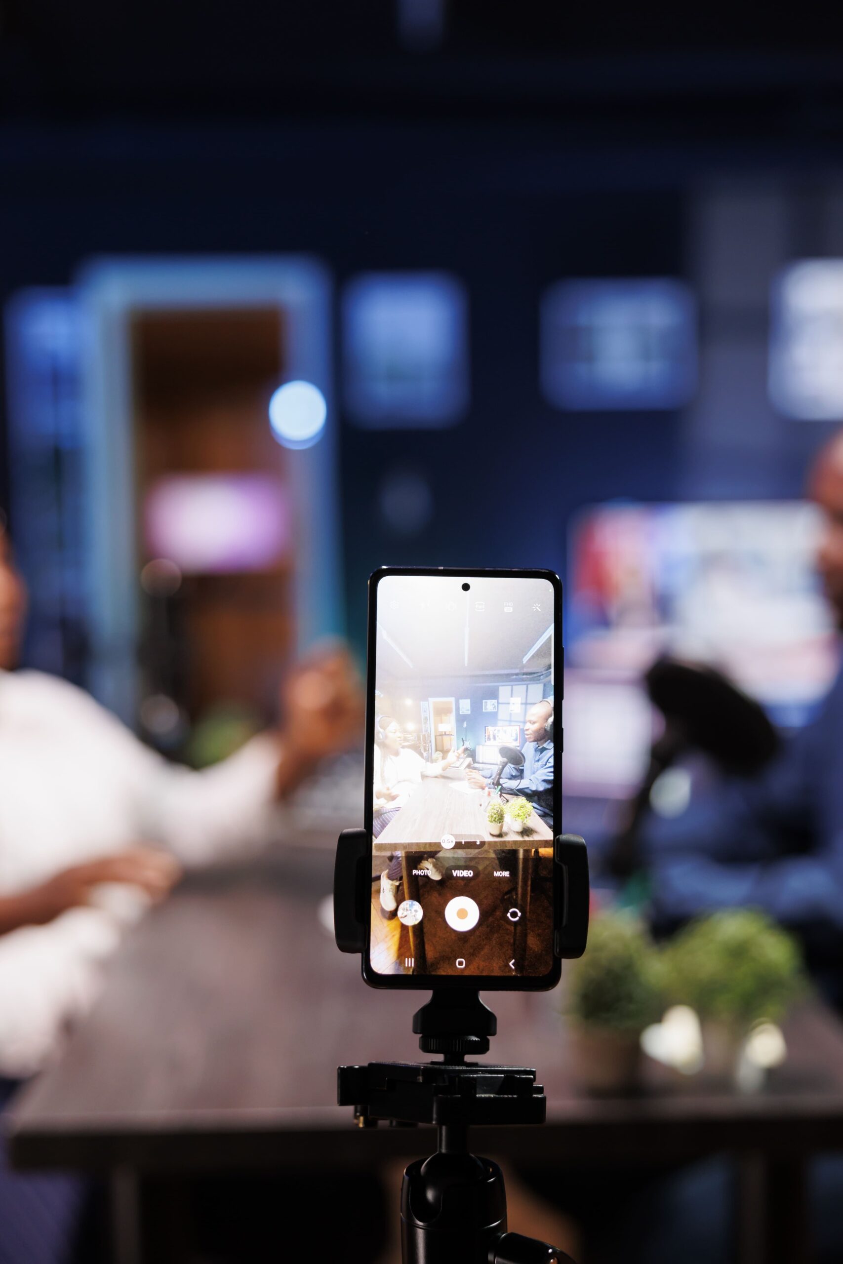 smartphone-em-tripode-grava-influenciadores