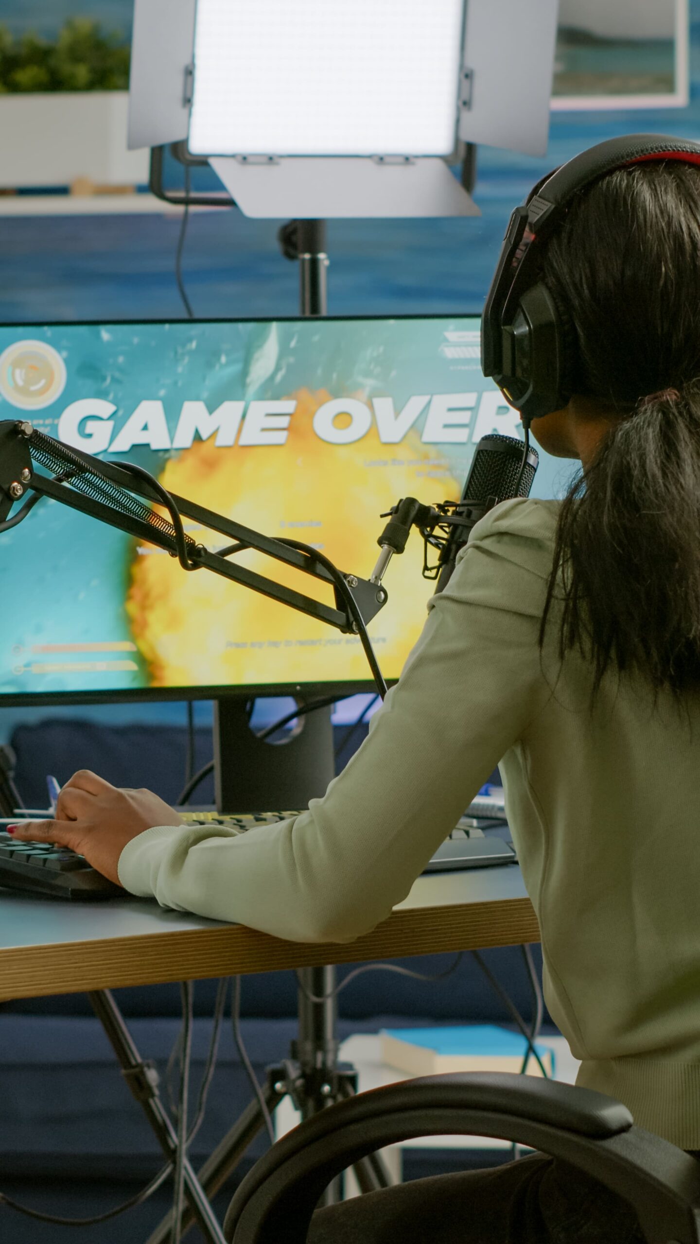 streamer-de-e-sport-chateado-por-perder-o-campeonato-de-videogame-de-filmagem-de-espaco-jogando-no-computador