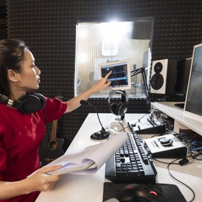 mulher-trabalhando-com-equipamento-de-radio-profissional (1) mulher-trabalhando-com-equipamento-de-radio-profissional (1)