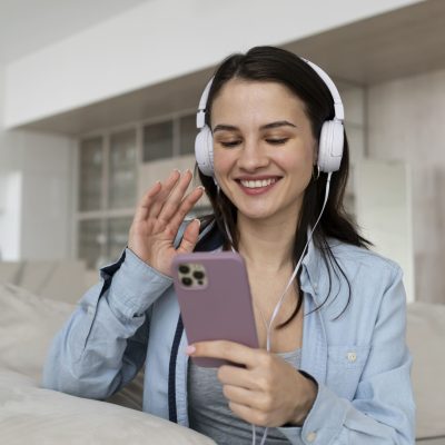 videochamada-de-mulher-sorridente-de-tiro-medio (1) videochamada-de-mulher-sorridente-de-tiro-medio (1)